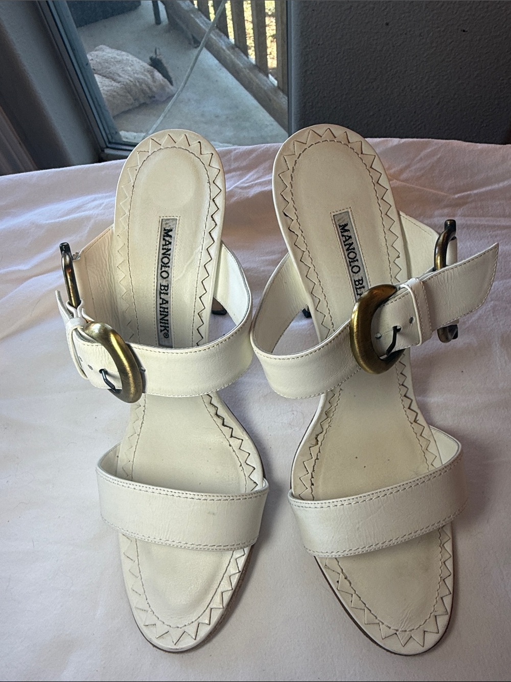 Manolo Blahnik Cream Leather Brass Buckle Sandals Sz 39.5 fits like 8.5 - Picture 2 of 5
